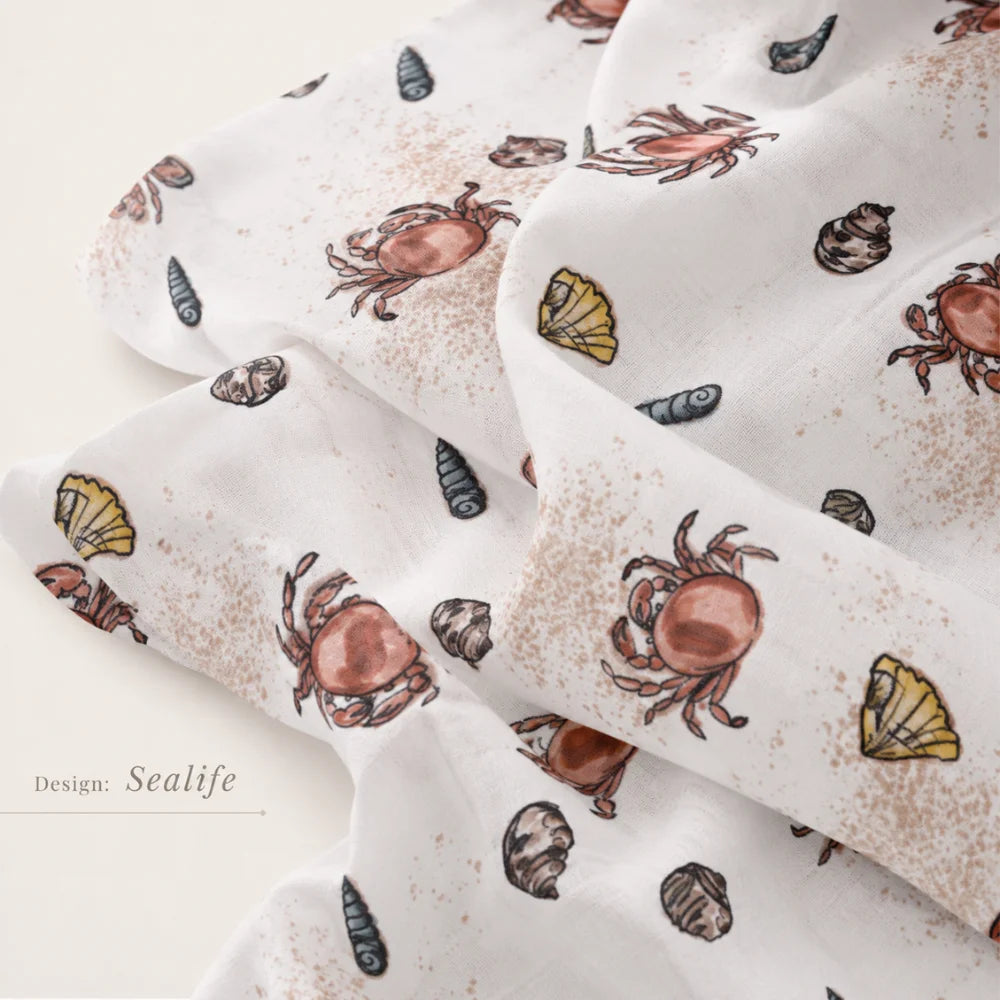 Nahaufnahme des Musselinstoffs mit Krabben und Muscheln im Design Sealife