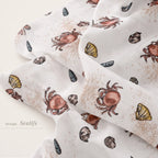 Nahaufnahme des Musselinstoffs mit Krabben und Muscheln im Design Sealife