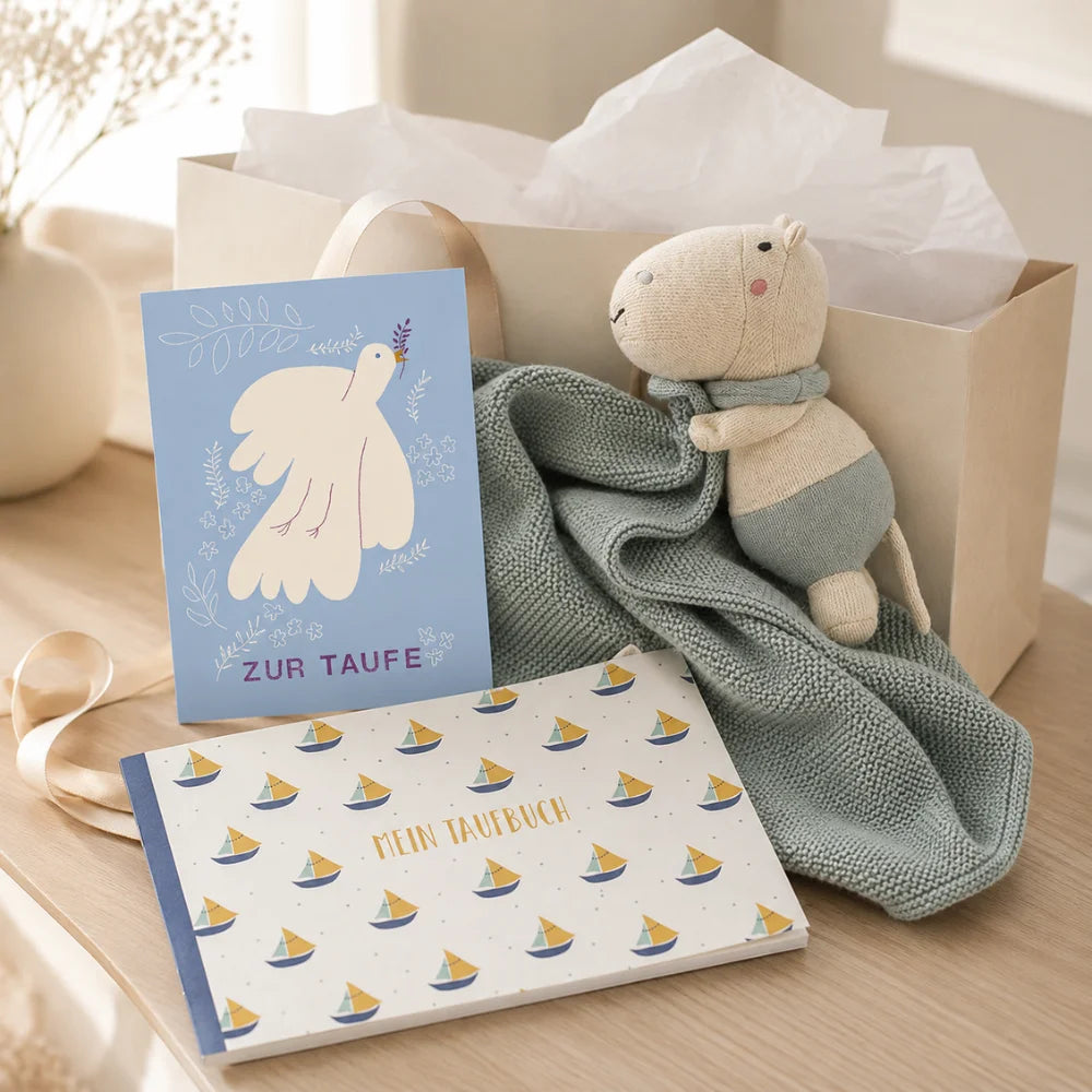 Kuscheltuch, Taufheft und Postkarte als liebevoll abgestimmtes Taufgeschenk