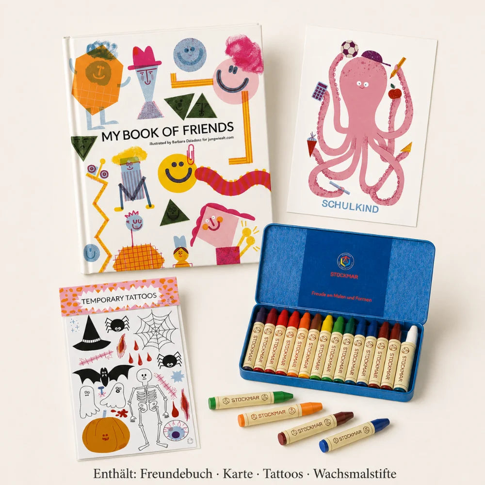 Das Geschenk-Bundle zur Einschulung enthält ein englischsprachiges Freundebuch, Wachsmalstifte von Stockmar, eine unbeschriebene Postkarte und temporäre Tattoos