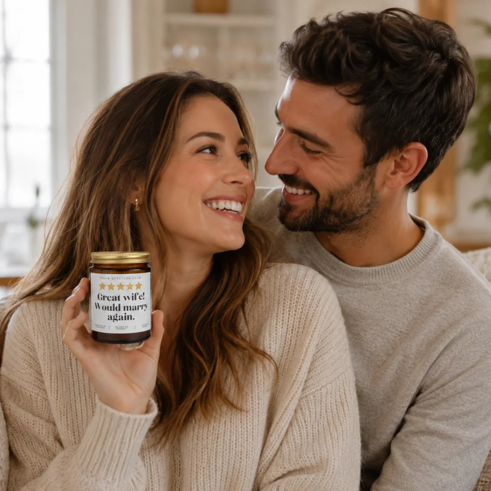 Paar mit Great Wife Kerze als liebevolle Geschenkidee für Ehefrau oder Partnerin