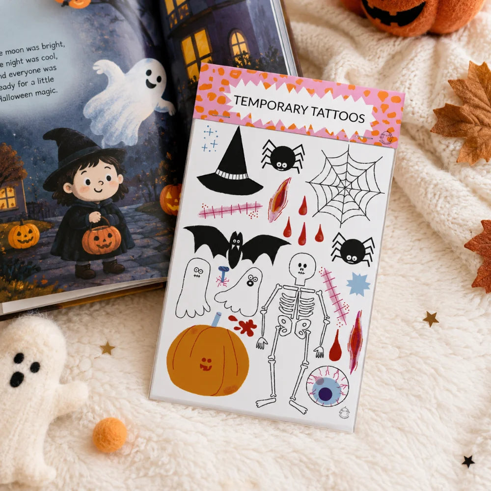 Temporäre Tattoos für Kinder mit Halloween Motiv auf Halloween-Buch liegend