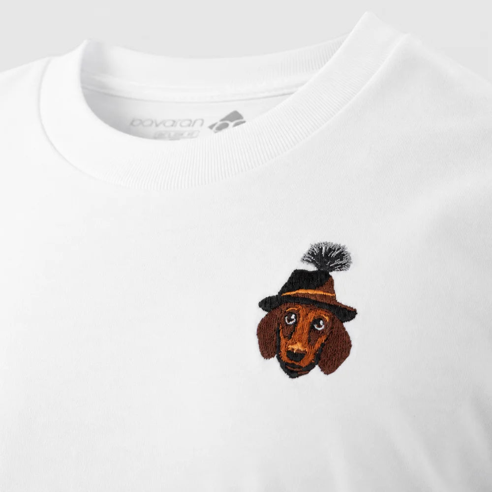 Detailansicht des gestickten Dackel-Motivs auf dem weißen Monsieur Waldi Herren T-Shirt