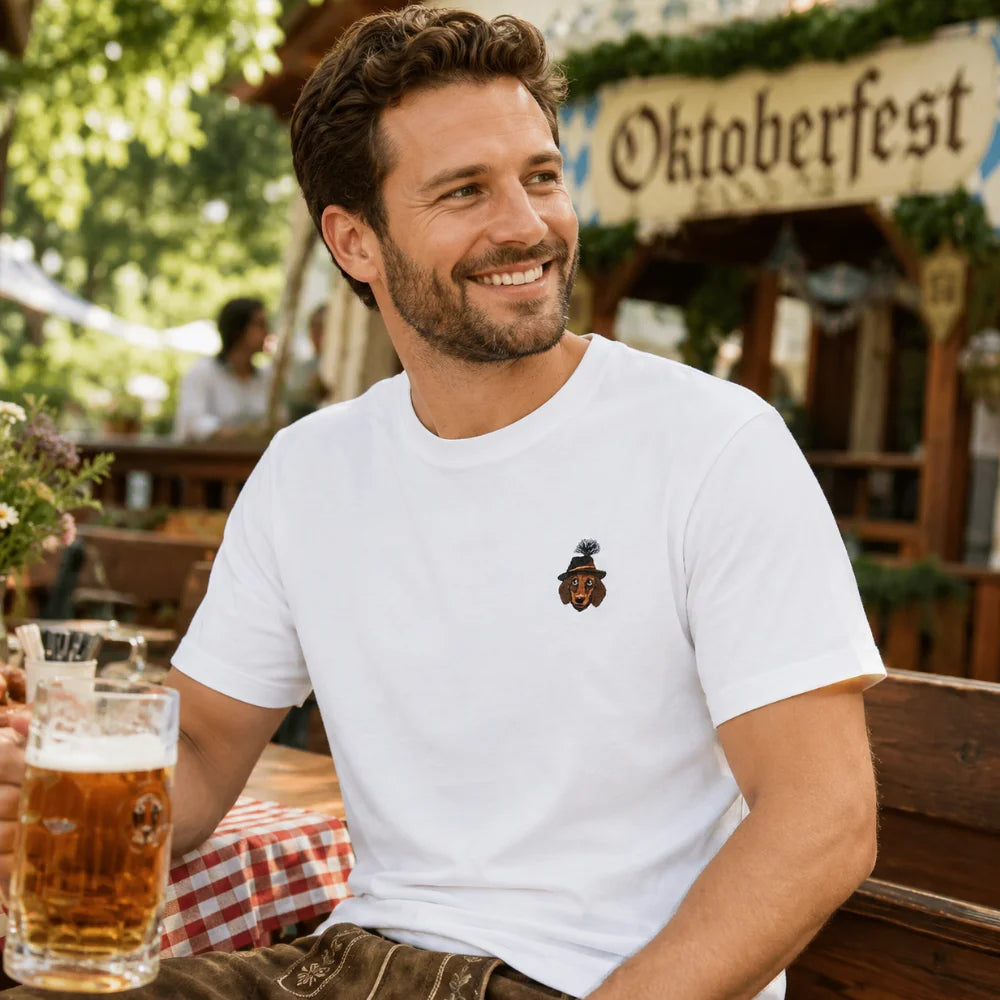 Mann trägt weißes Monsieur Waldi Dackel T-Shirt im Biergarten beim Oktoberfest