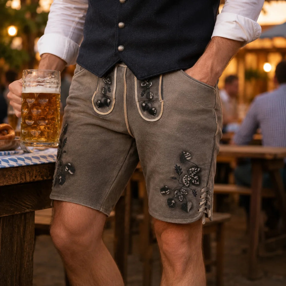 Mann trägt graubraune Herren Lederhose Schafkopf auf dem Oktoberfest
