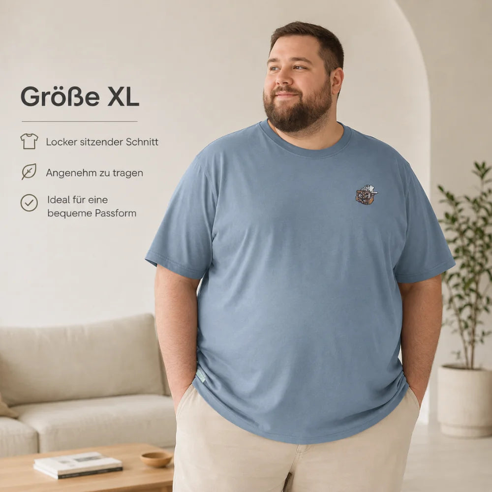 Mann trägt Bavarian Trinity T-Shirt in Größe XL mit lockerem Schnitt
