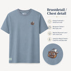 Bavarian Trinity T-Shirt blaugrau mit kleinem Brustmotiv und zweisprachigen Produktdetails