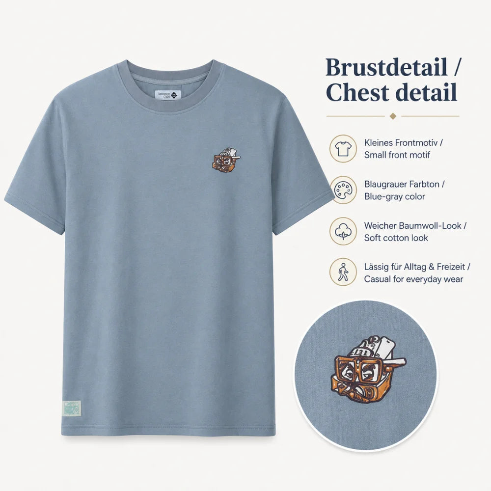 Bavarian Trinity T-Shirt blaugrau mit kleinem Brustmotiv und zweisprachigen Produktdetails