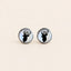 Runde Hirsch Ohrstecker in Weiß und Silber vor hellem Hintergrund – feine Ohrringe für Dirndl, Tracht und bayerische Geschenkideen.