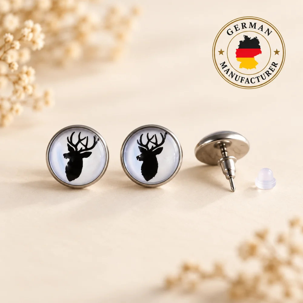 Hirsch Ohrstecker Set mit Ohrstecker-Rückseite und German Manufacturer Siegel – handgefertigte Ohrringe aus Bayern im schlichten Trachtenstil.