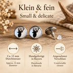 Kleine Hirsch Ohrstecker aus Bayern mit 12 mm Durchmesser und angenehmem Verschluss – handgefertigter Trachtenschmuck für Damen.
