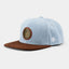 Hellblaue Hofbräuhaus München Snapback-Cap mit braunem Schirm auf hellem Hintergrund