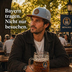 Mann im Biergarten mit hellblauer Hofbräuhaus München Snapback-Cap