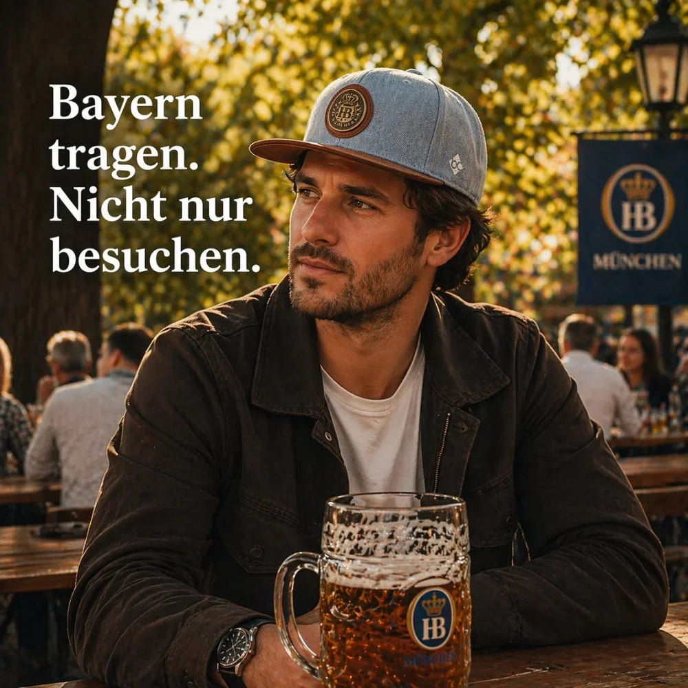 Mann im Biergarten mit hellblauer Hofbräuhaus München Snapback-Cap