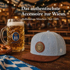 Hofbräuhaus München Cap im Oktoberfest-Stil mit Bierkrug und Brezel auf Holztisch