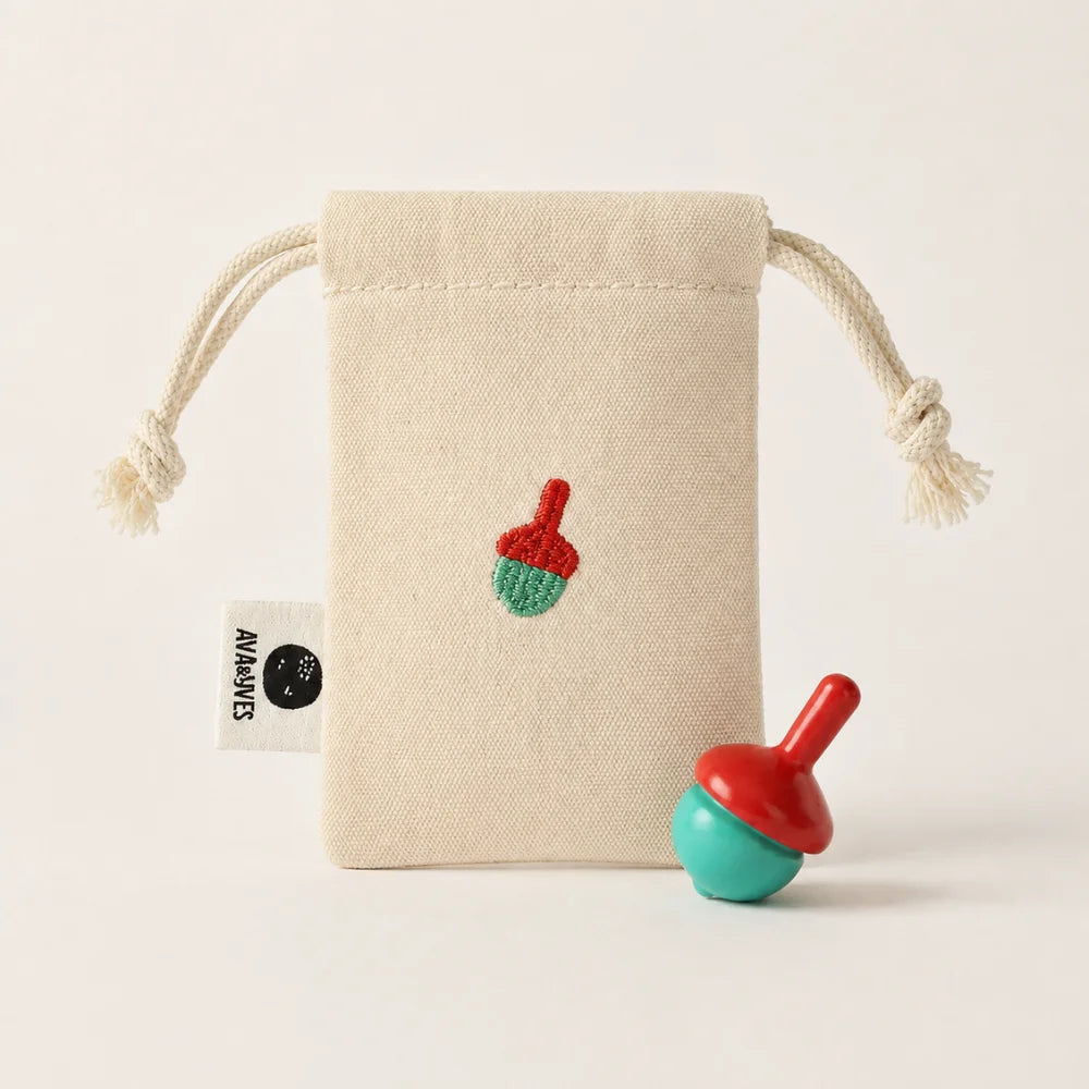 Handbemalter Holzkreisel in Mint und Rot mit besticktem Baumwollbeutel – kleines Geschenk für Kinder