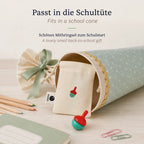 Holzkreisel im Baumwollbeutel neben einer Schultüte – kleines Mitbringsel zum Schulstart