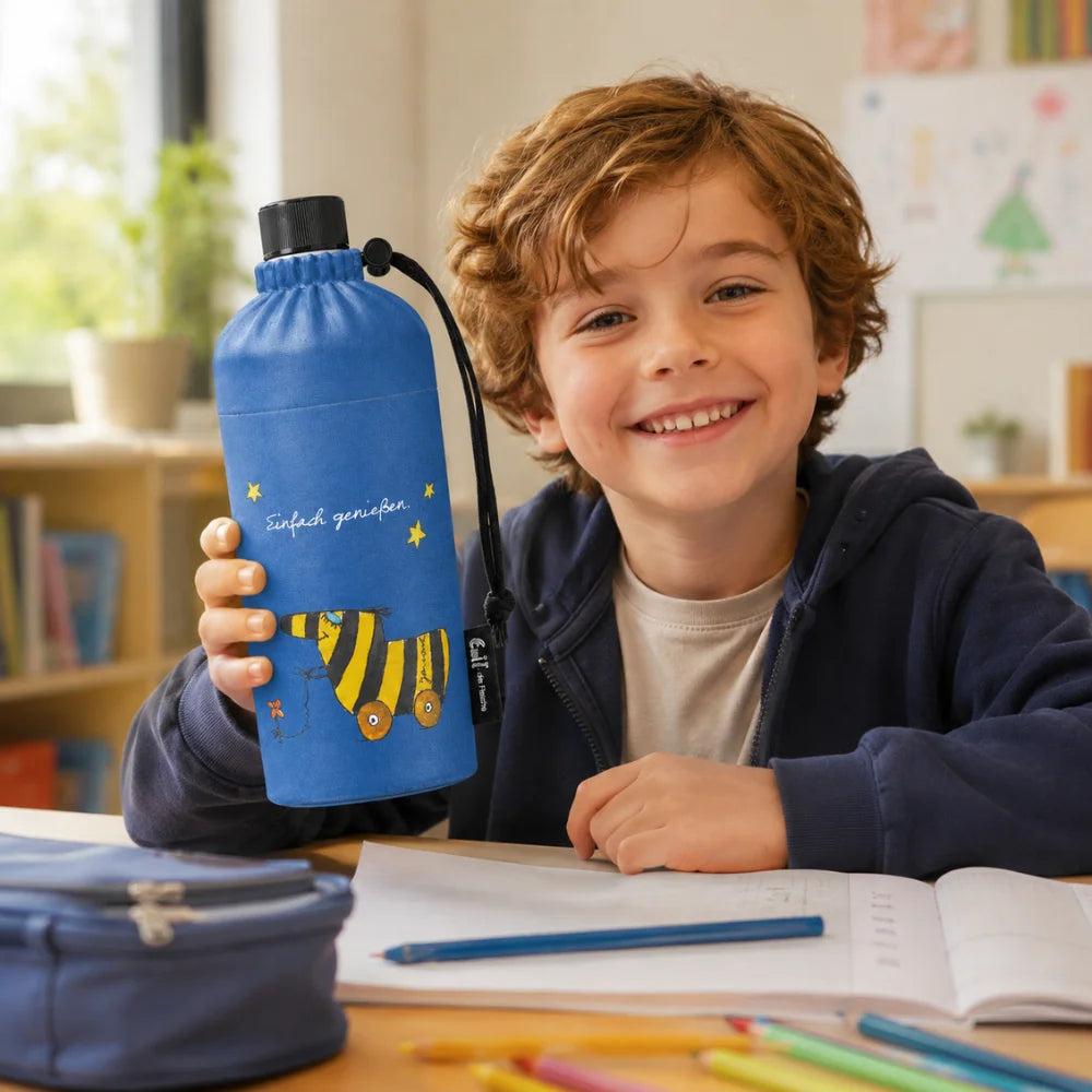 Kind mit blauer Janosch Kinder-Trinkflasche aus Glas für Schule, Kindergarten und Alltag