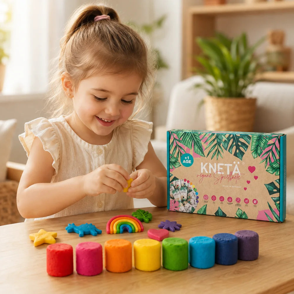 Kind spielt mit bunter KNETÄ Kinderknete am Tisch – kreatives Mitbringsel und kleines Geschenk