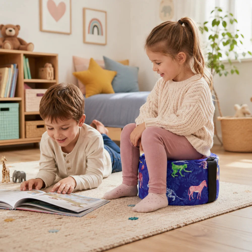 Kinder nutzen das MediKiss Wildlife Sitzkissen im Kinderzimmer beim gemeinsamen Lesen