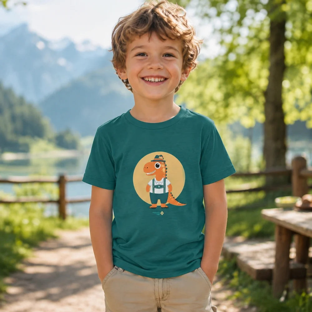 Junge trägt grünes Bavarosaurus Kinder T-Shirt mit Dino-Motiv in der Natur