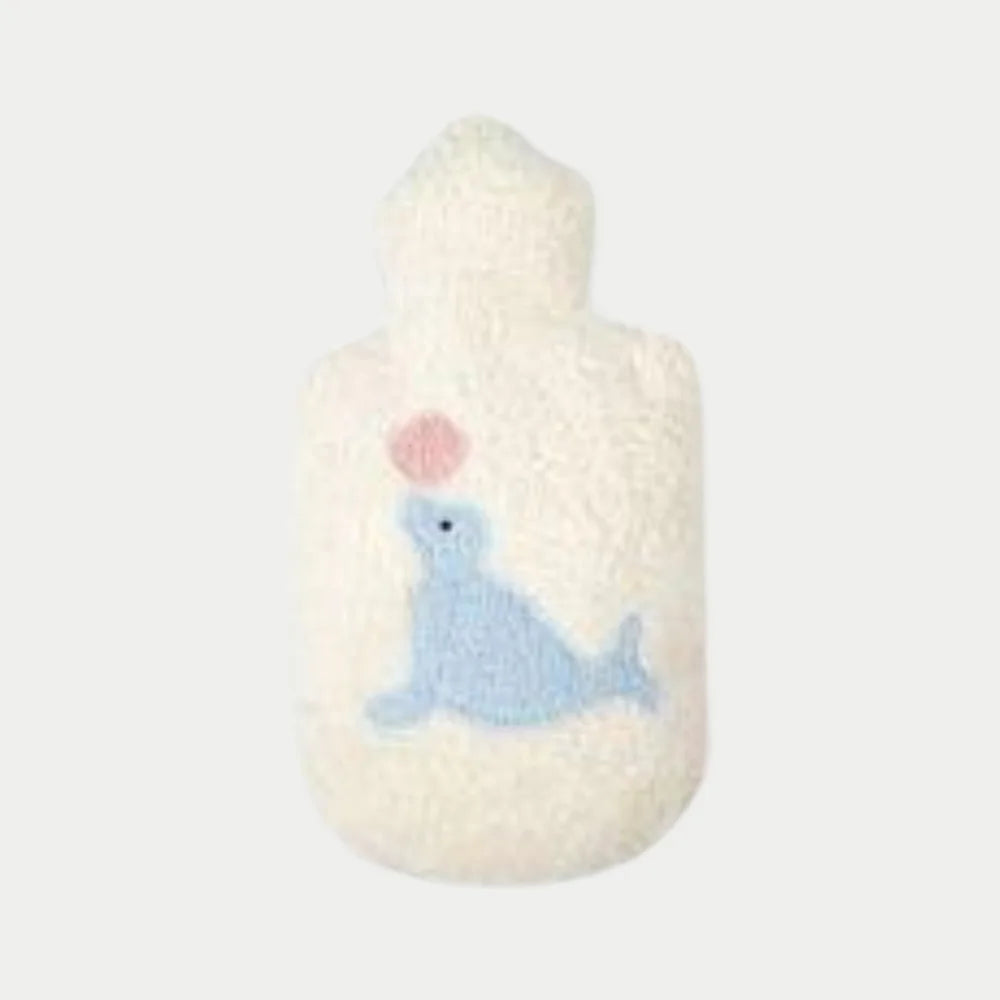 EFIE Kinder-Wärmflasche mit weichem Seehund-Bezug aus Bio-Baumwolle auf hellem Hintergrund.