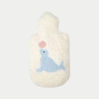 EFIE Kinder-Wärmflasche mit weichem Seehund-Bezug aus Bio-Baumwolle auf hellem Hintergrund.