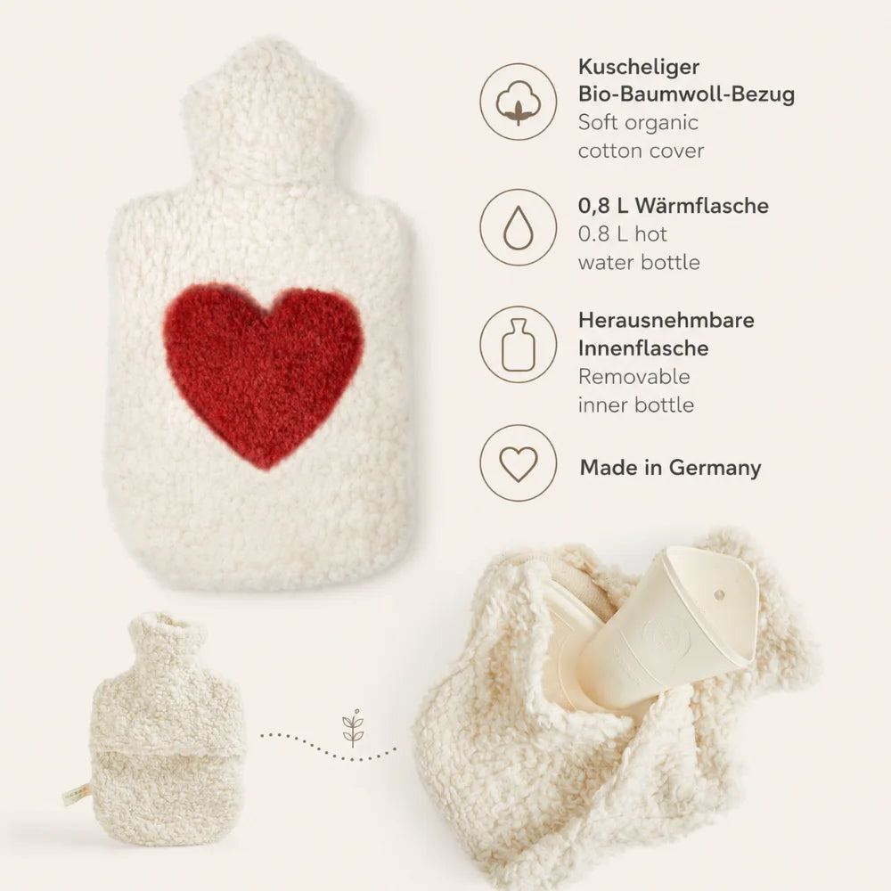 Kuschelige Kinder-Wärmflasche mit Herzmotiv als Produktgrafik mit Informationen zu weichem Bezug und 0,8 Liter Fassungsvermögen