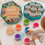 Kind spielt mit bunter KNETÄ Kinderknete und acht wiederverschließbaren Dosen