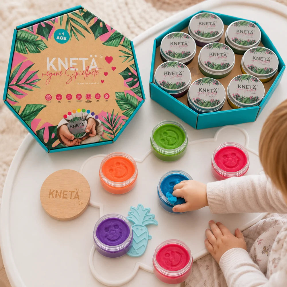Kind spielt mit bunter KNETÄ Kinderknete und acht wiederverschließbaren Dosen