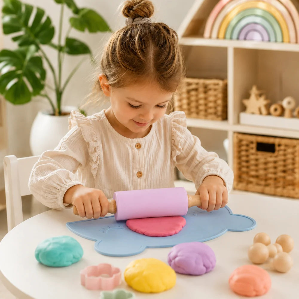 Kind rollt KNETÄ Spielknete mit dem Knetroller Rolli auf einer KNETÄ Tischunterlage aus