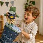 Kind hält den Frosch Schulkind am ersten Schultag in den Händen