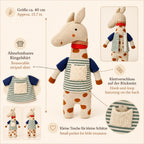Kuscheltier Giraffe Mala von vorne und hinten mit geöffnetem Ringelshirt