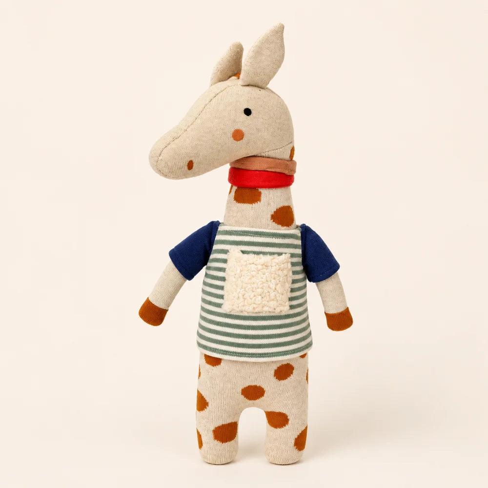Kuscheltier Giraffe Mala mit Ringelshirt auf hellem Hintergrund Hauptbild