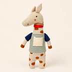 Kuscheltier Giraffe Mala mit Ringelshirt auf hellem Hintergrund