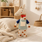 Kuscheltier Giraffe Mala in einem gemütlichen Kinderzimmer