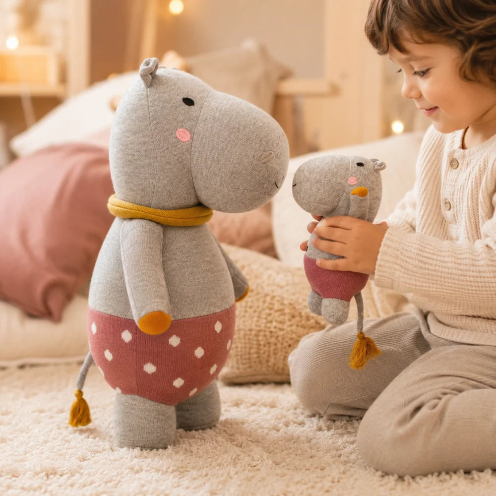 Kind spielt mit Nilpferd Klea und dem kleinen Nilpferd-Baby