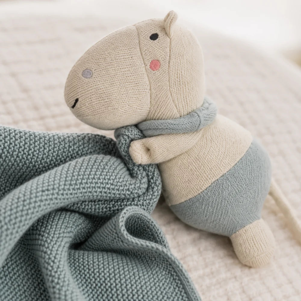 Detailansicht des gestrickten Hippo-Kuscheltuchs aus Bio-Baumwolle