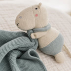 Detailansicht des gestrickten Hippo-Kuscheltuchs aus Bio-Baumwolle