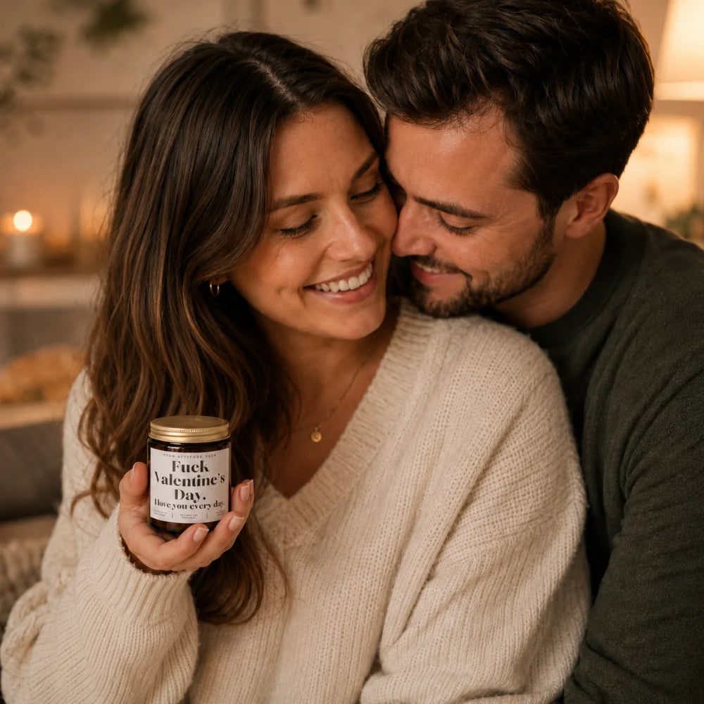 Paar mit lustiger Duftkerze zum Valentinstag als liebevolle Geschenkidee