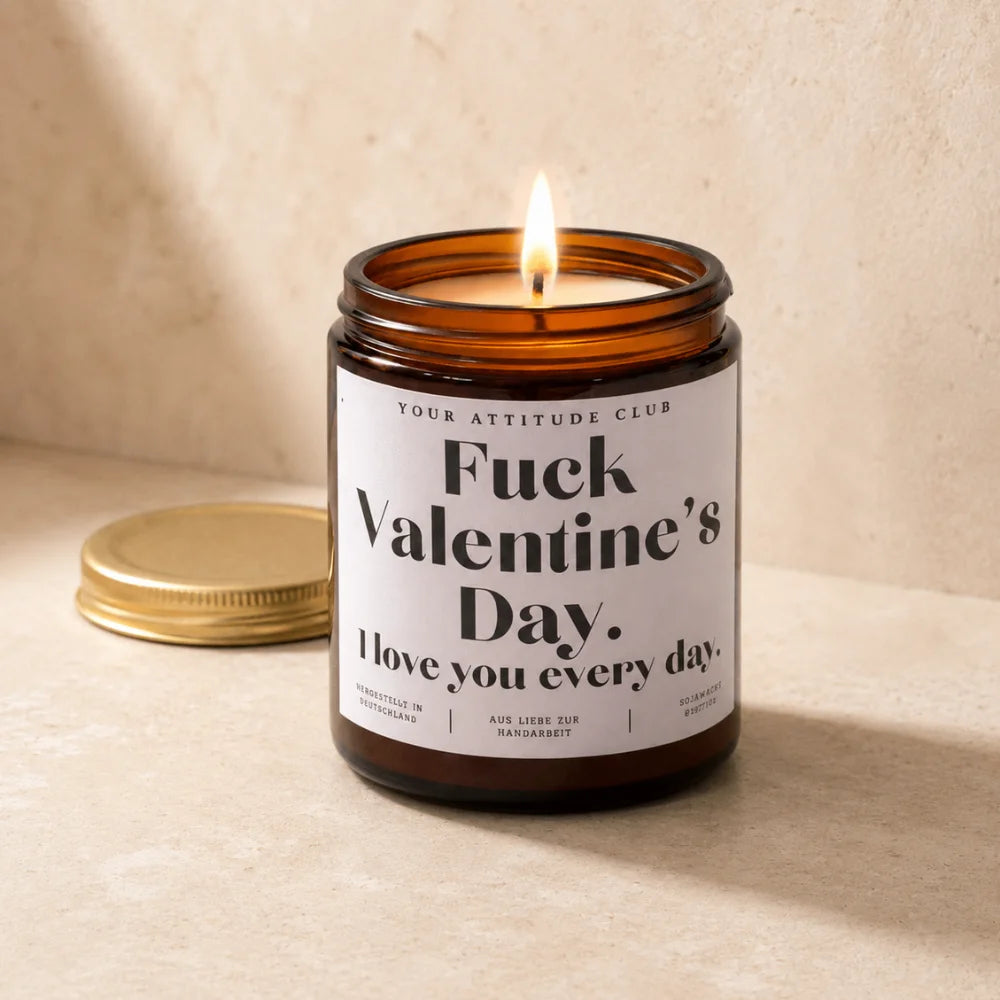 Lustige Duftkerze zum Valentinstag 120 ml im amberfarbenen Glas mit Deckel Hauptbild