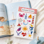 Temporäre Tattoos für Kinder mit Maritimen Motiv auf Kinderbuch liegend