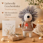 Mini-Kuscheltier Igel mit Rucksack als liebevolle Geschenkidee mit Karte und kleinem Geschenk
