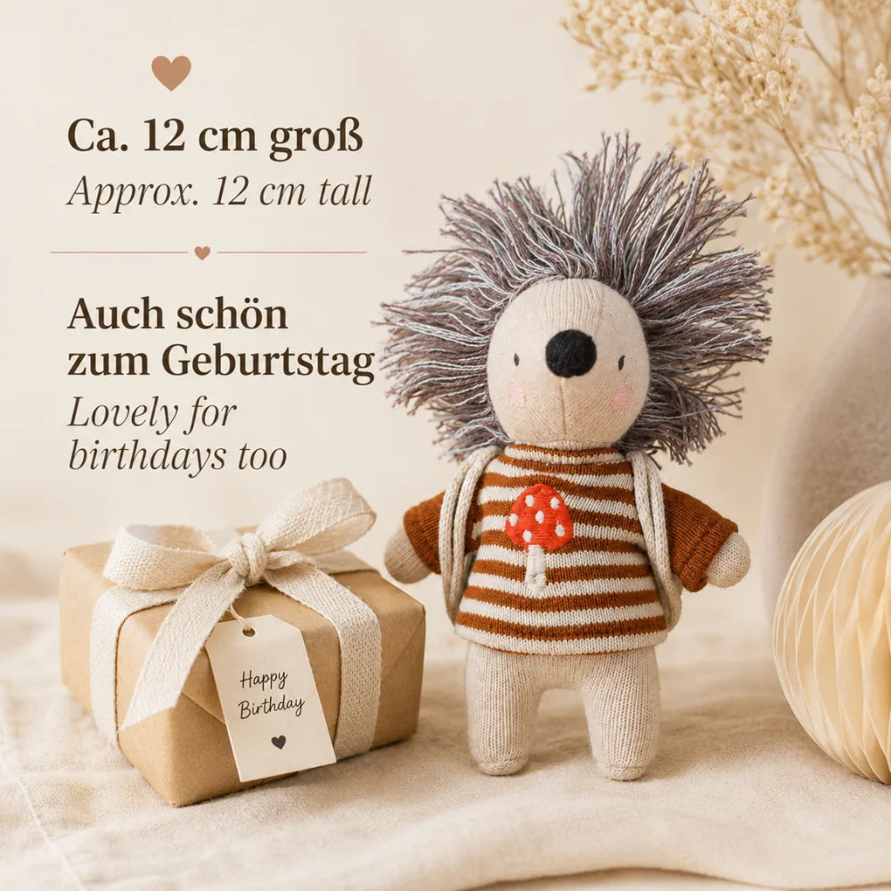 Mini-Kuscheltier Igel mit Rucksack, ca. 12 cm groß – kleines Geburtstagsgeschenk mit Ringelpulli