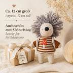 Mini-Kuscheltier Igel mit Rucksack, ca. 12 cm groß – kleines Geburtstagsgeschenk mit Ringelpulli