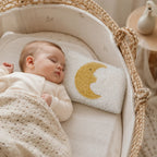 Schlafendes Baby im Stubenwagen mit EFIE Wärmekissen Mond seitlich am Kopf