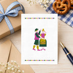 Oktoberfest-Postkarte A6 mit Geschenk, Brezen und blau-weißer Wiesn-Dekoration