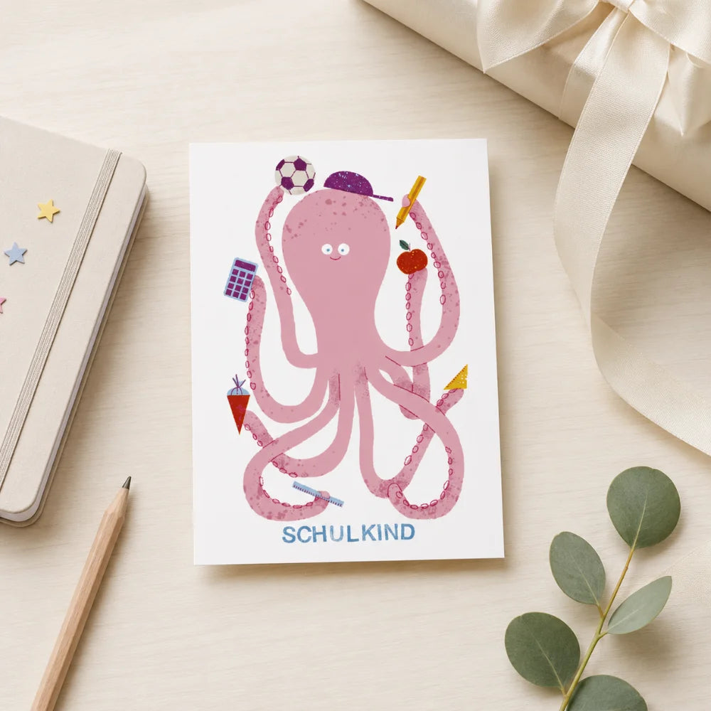 Postkarte Schulkind auf Schreibtisch liegend