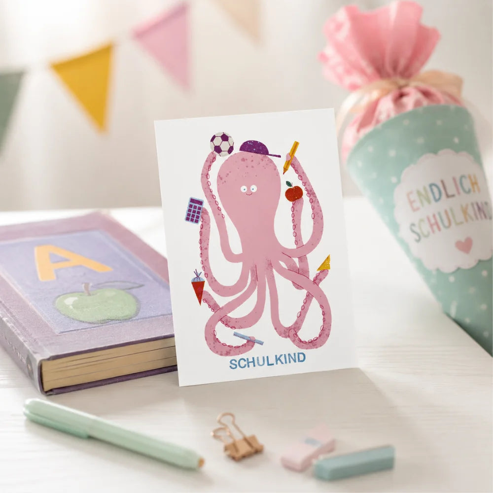 Postkarte Schulkind mit Schutuete im Hintergrund