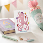 Postkarte Schulkind mit Schutuete im Hintergrund